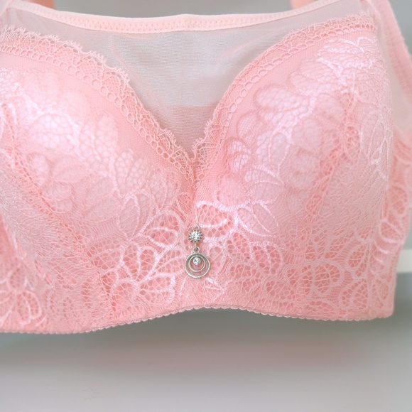 NWOT Soft Pink Bra - Picture 4 of 8